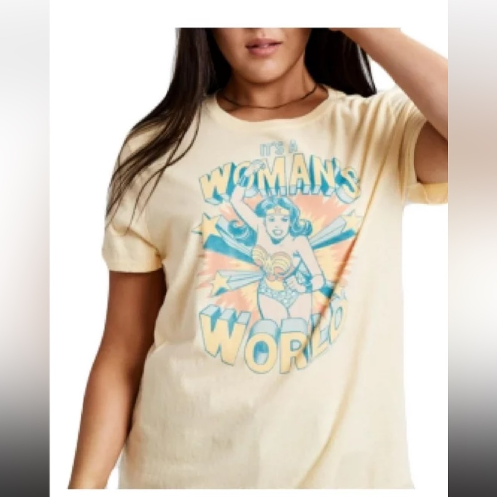 JUNK FOOD WONDER WOMAN IT’S A WOMAN’S WORLD T SHIRT XS